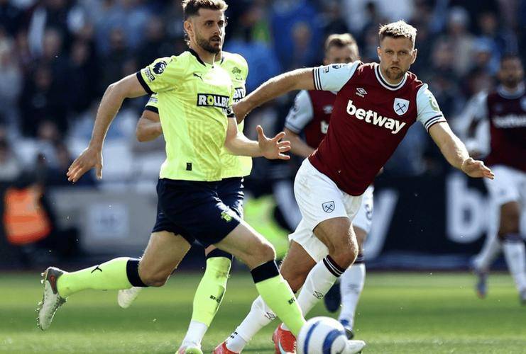 奇异果体育-沃尔夫斯堡客场取胜，队内年轻球员表现出色(沃尔夫斯堡历年阵容)