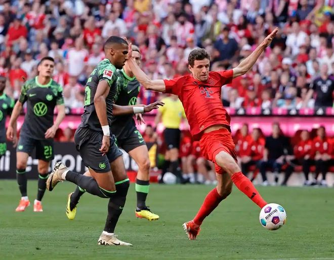 拜仁慕尼黑主场轻松取胜,继续领跑积分榜 拜仁慕尼黑主场轻松取胜,继续领跑积分榜