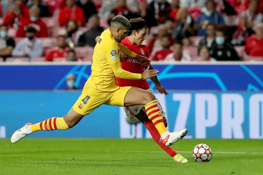 关于顶尖球队尽显实力，场上对决令人心跳加速的信息