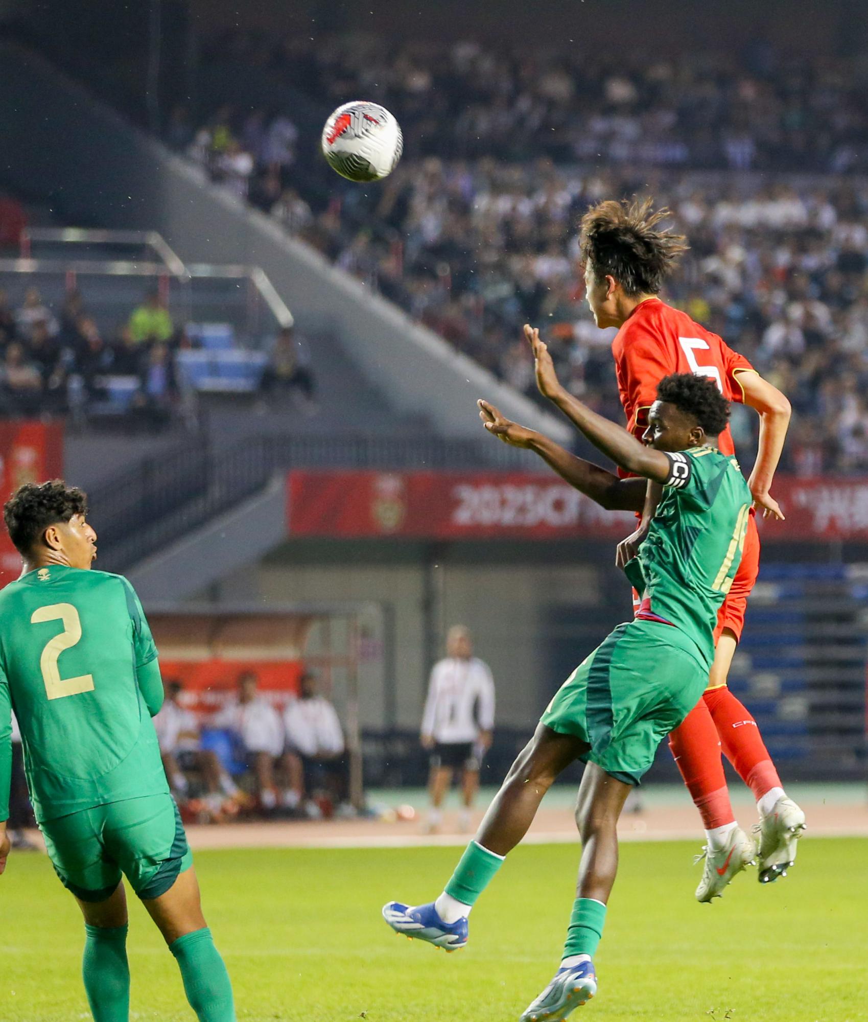 呼和浩特队在比拼中战胜对手，取得胜利